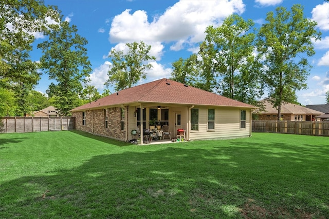 9171 White Tail Dr, Conroe, TX 77303 - back of property with ceiling fan, a fenced backyard, and a patio