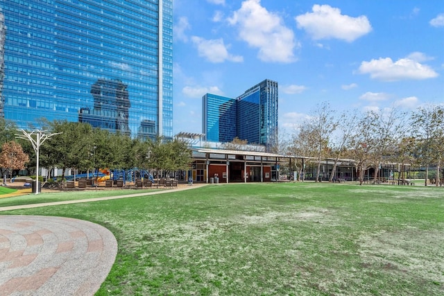 1211 Caroline St Unit 1504, Houston, TX 77002 - view of home's community with a lawn and a view of city