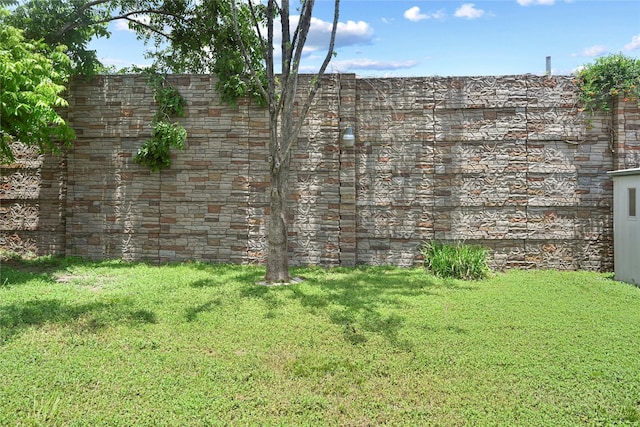 206 Delaney St, Houston, TX 77009 - view of green lawn