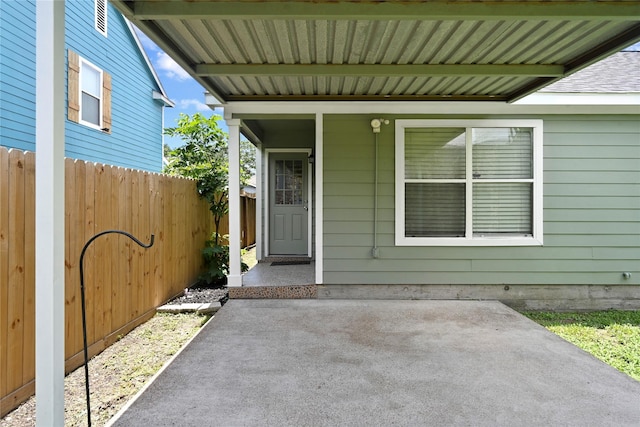 206 Delaney St, Houston, TX 77009 - doorway to property with a patio area