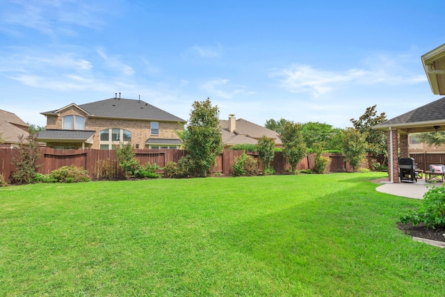 9523 Sapphire Hill Ln, Katy, TX 77494 - fenced backyard with a patio area