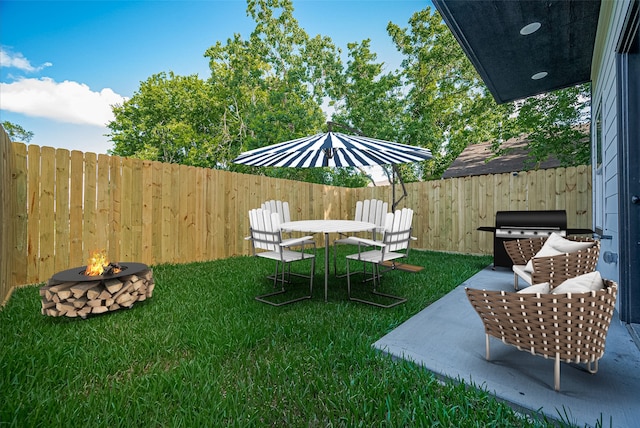 6749 Liverpool St, Houston, TX 77021 - fenced backyard with an outdoor fire pit