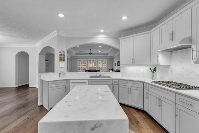 5523 Darschelle Dr, Houston, TX 77069 - kitchen featuring under cabinet range hood, crown molding, backsplash, stainless steel gas cooktop, and recessed lighting