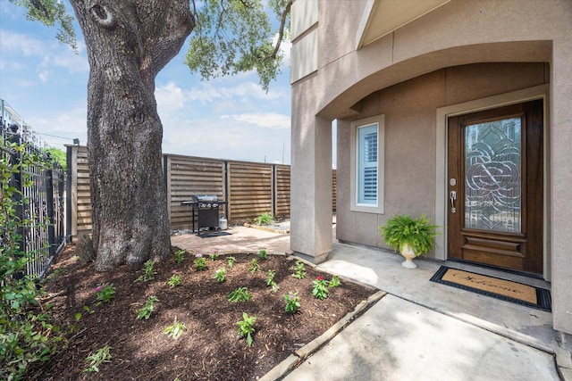 918 Detering St, Houston, TX 77007 - doorway to property featuring stucco siding and a patio