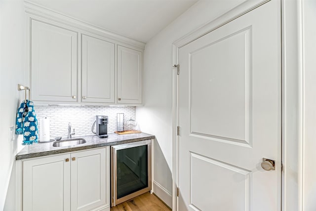 3028 Locke Ln, Houston, TX 77019 - indoor wet bar with beverage cooler, tasteful backsplash, and light wood-style flooring