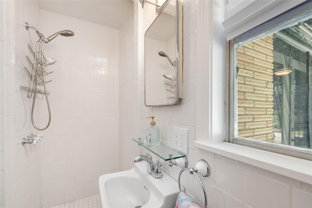 6625 Fairfield St, Houston, TX 77023 - full bath with tiled shower and tile walls