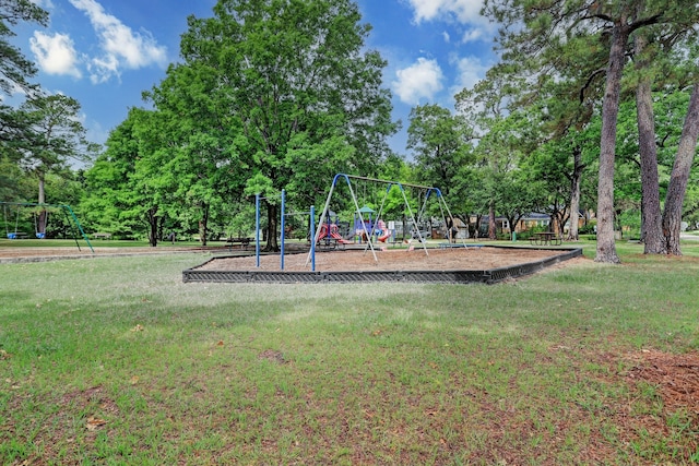 6625 Fairfield St, Houston, TX 77023 - community playground featuring a lawn