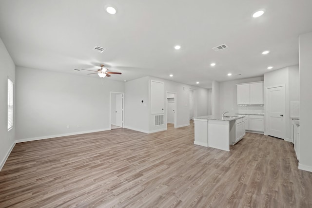25017 Pomegranate Pl, Montgomery, TX 77316 - kitchen featuring open floor plan, light wood finished floors, a ceiling fan, recessed lighting, and an island with sink