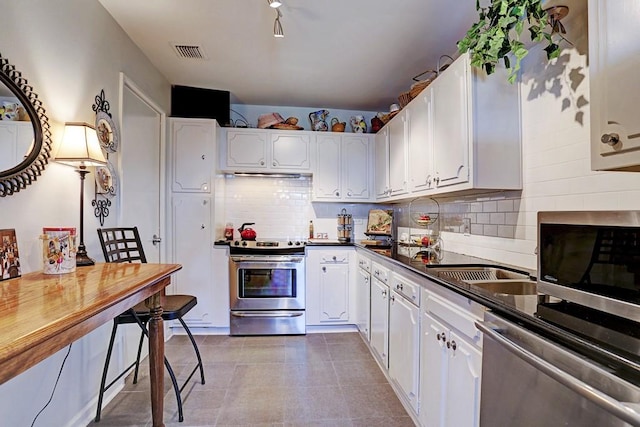 2200 Willowick Rd Unit 7B, Houston, TX 77027 - kitchen with appliances with stainless steel finishes, white cabinets, backsplash, dark countertops, and under cabinet range hood