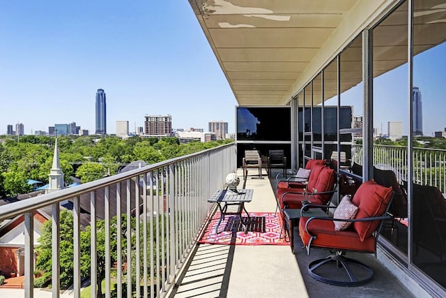 2200 Willowick Rd Unit 7B, Houston, TX 77027 - balcony with a view of skyline