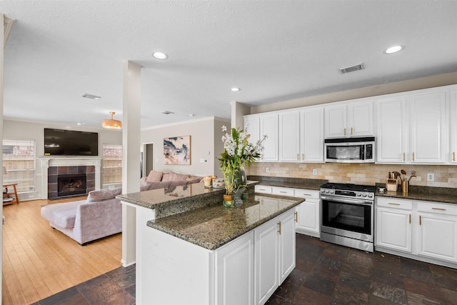21519 San Marino Dr, Katy, TX 77450 - kitchen featuring stainless steel appliances, backsplash, crown molding, a center island, and open floor plan