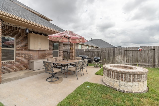 9418 Mcdowell Dr, Richmond, TX 77469 - fenced backyard with a patio and an outdoor fire pit