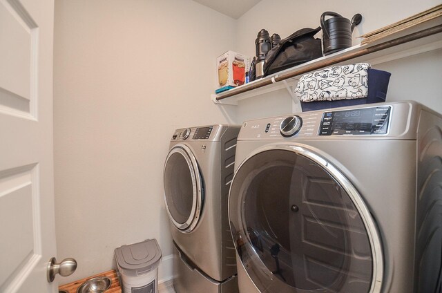 8703 Silver Crest Ln, Missouri City, TX 77459 - laundry room with independent washer and dryer