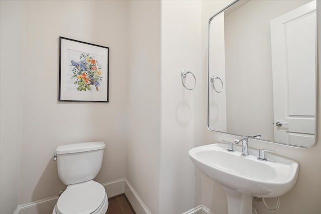 9520 London Bridge Sta, Houston, TX 77045 - half bath with baseboards and a sink