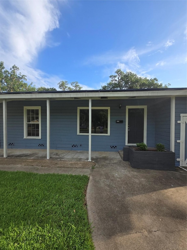 204 Jasmine St, Lake Jackson, TX 77566 - single story home featuring covered porch