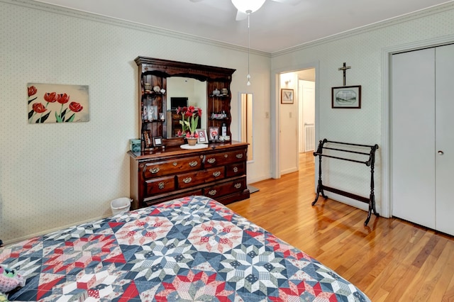 820 Meadow Ln, Wharton, TX 77488 - bedroom featuring wood finished floors, crown molding, and a ceiling fan