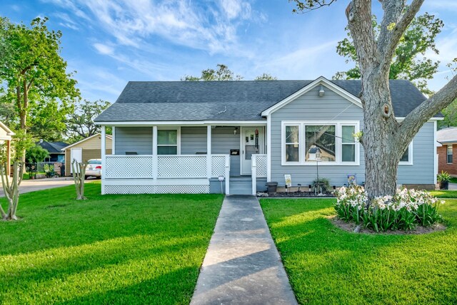 820 Meadow Ln, Wharton, TX 77488 - bungalow-style home with a porch, a front lawn, and roof with shingles
