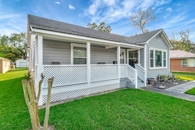 820 Meadow Ln, Wharton, TX 77488 - view of front facade featuring a front yard, a porch, and roof with shingles