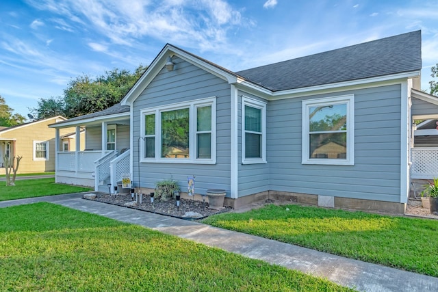 820 Meadow Ln, Wharton, TX 77488 - bungalow featuring a front yard, a porch, and a shingled roof