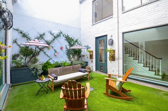 987 S Post Oak Ln, Houston, TX 77056 - view of green lawn with stairway