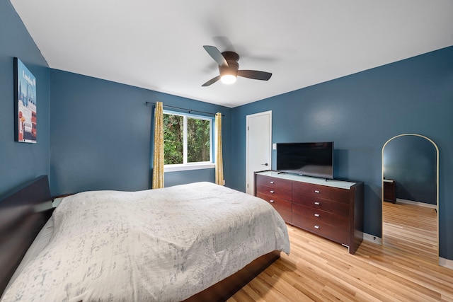 3500 Tangle Brush Dr Unit 28, The Woodlands, TX 77381 - bedroom with light wood-style flooring and a ceiling fan