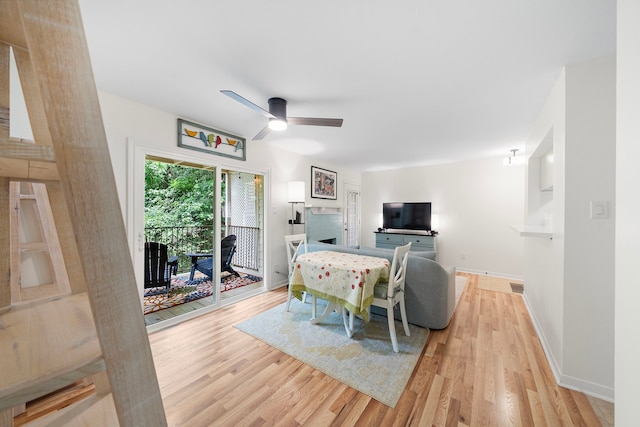 3500 Tangle Brush Dr Unit 28, The Woodlands, TX 77381 - living room with light wood finished floors and ceiling fan