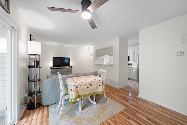 3500 Tangle Brush Dr Unit 28, The Woodlands, TX 77381 - living area featuring a ceiling fan and light wood-style flooring