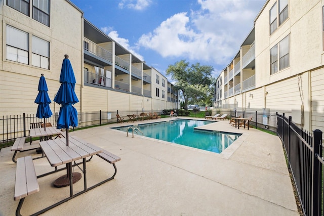 4001 E Nasa Rd Unit 118, Seabrook, TX 77586 - community pool with a patio