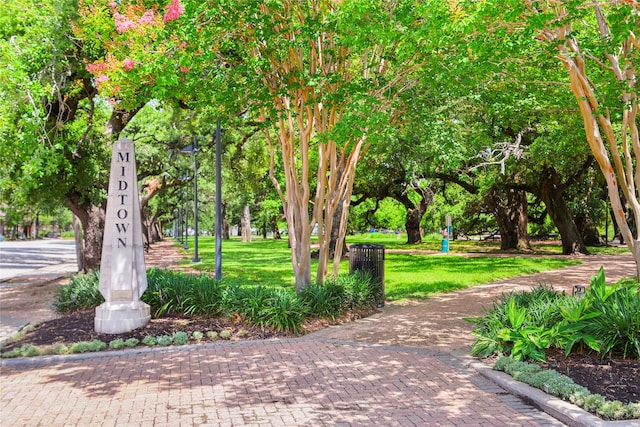 2904 Chenevert St Unit J, Houston, TX 77004 - view of home's community with a lawn