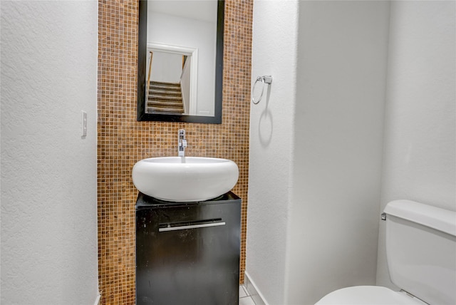 2904 Chenevert St Unit J, Houston, TX 77004 - half bathroom featuring vanity and a textured wall