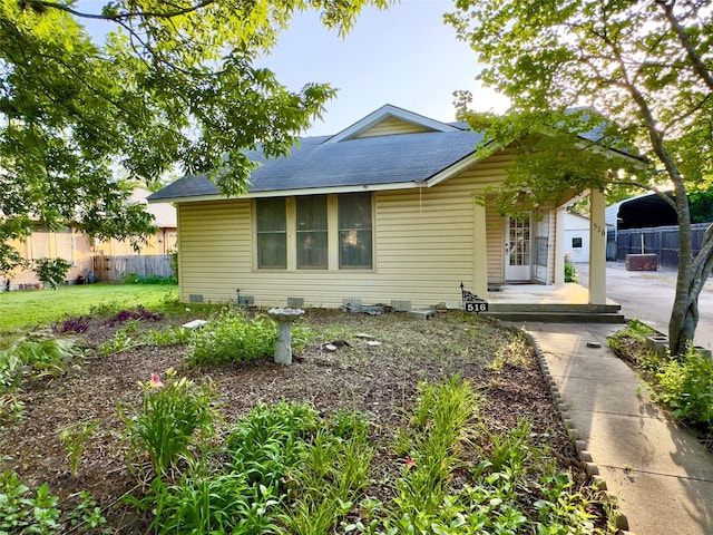 516 S Pecan Ave, Luling, TX 78648 - photo 1