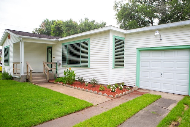 6718 E Bayou Dr, Hitchcock, TX 77563 - view of front facade featuring a front yard, an attached garage, and covered porch