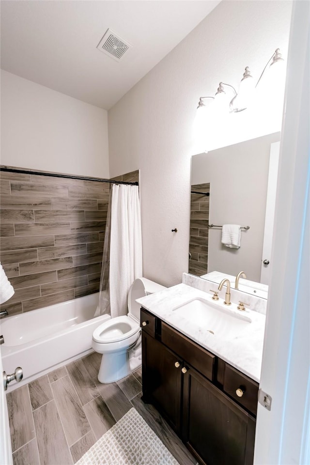 3319 Pleasant Hollow Ln, Houston, TX 77365 - bathroom with vanity, shower / bathtub combination with curtain, and wood finished floors