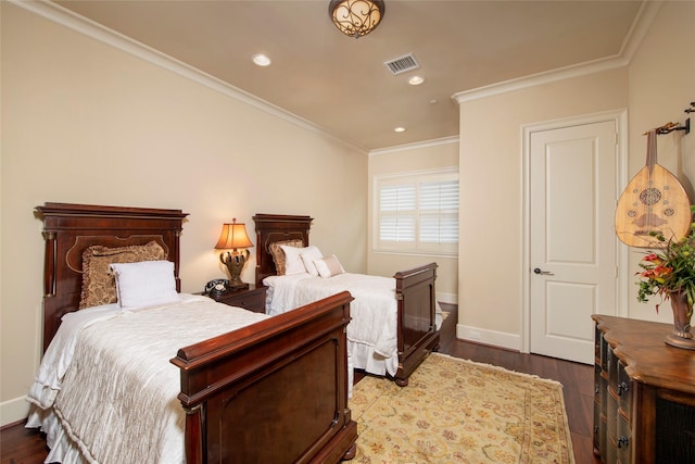 25 N Creekside Ct, Houston, TX 77055 - bedroom with dark wood-type flooring, recessed lighting, and ornamental molding