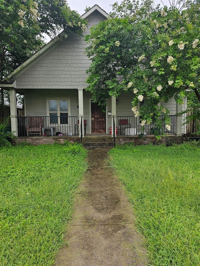 3022 Mcilhenny St, Houston, TX 77004 - view of front of house featuring covered porch and a front lawn