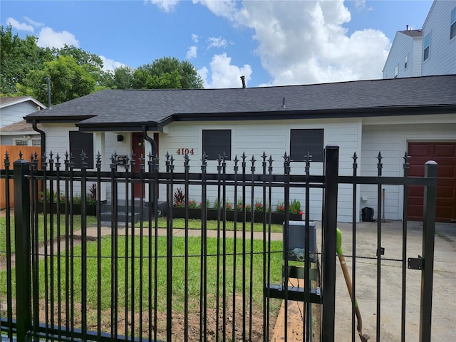 4104 Idaho St, Houston, TX 77021 - view of front facade with a shingled roof and a fenced front yard