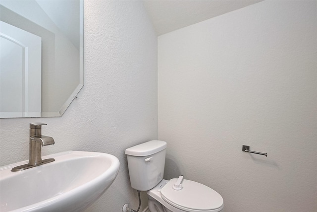3414 Signor Dr, Houston, TX 77025 - bathroom featuring a textured wall