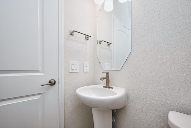 3414 Signor Dr, Houston, TX 77025 - half bath featuring a textured wall