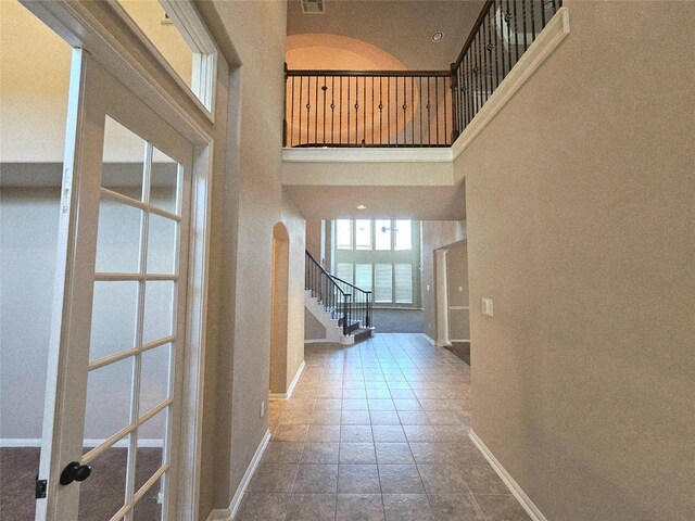 3811 Pearl Pass Ln, Sugar Land, TX 77479 - foyer entrance featuring stairs, a towering ceiling, and arched walkways