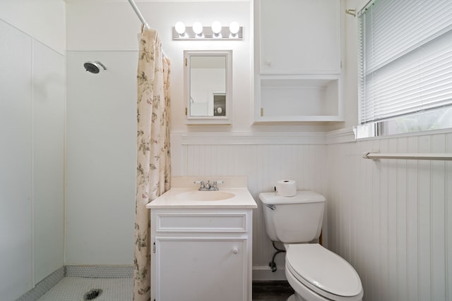 5006 Hazelton St, Houston, TX 77035 - full bath featuring wainscoting, a shower with shower curtain, and vanity