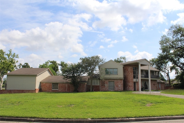 3603 Rio Vista St, Houston, TX 77021 - view of front of house featuring brick siding, a front lawn, and a balcony
