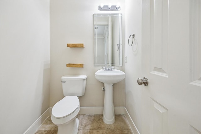 1316 Birdsall St, Houston, TX 77007 - bathroom with toilet and baseboards