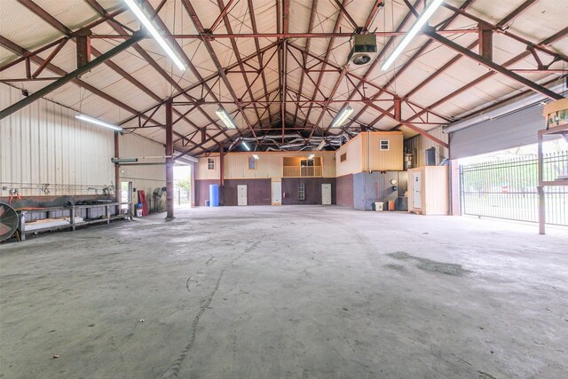 7528 Gainesville St, Houston, TX 77020 - view of garage