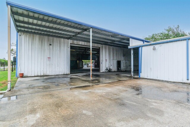 7528 Gainesville St, Houston, TX 77020 - view of parking / parking lot featuring a detached garage and a pole building