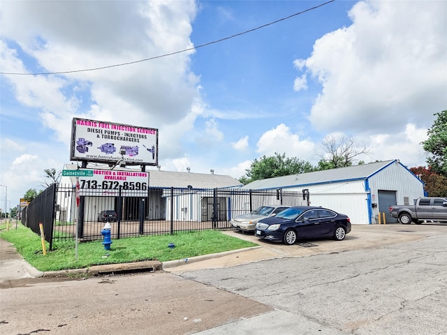 7528 Gainesville St, Houston, TX 77020 - view of property with a garage