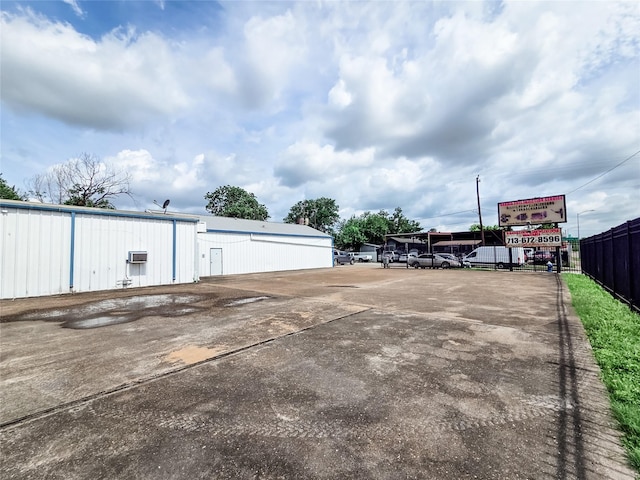 7528 Gainesville St, Houston, TX 77020 - view of uncovered parking lot