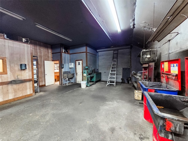 7528 Gainesville St, Houston, TX 77020 - view of garage