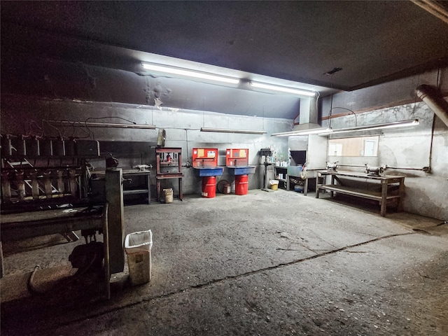 7528 Gainesville St, Houston, TX 77020 - garage with a workshop area