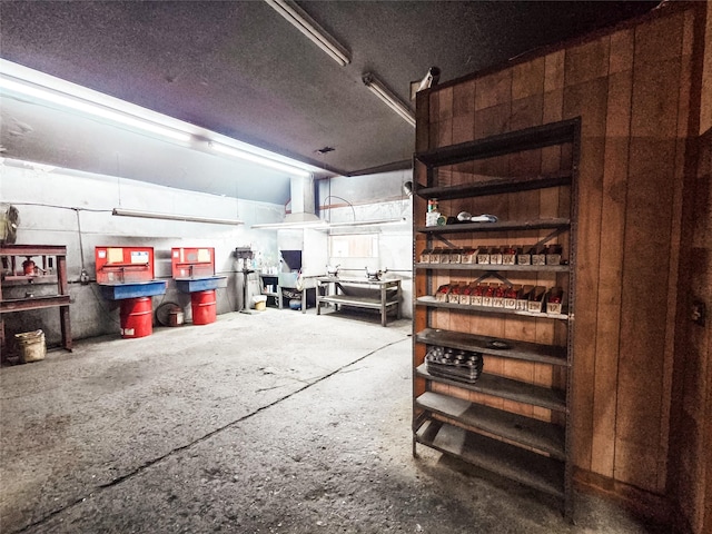 7528 Gainesville St, Houston, TX 77020 - view of garage
