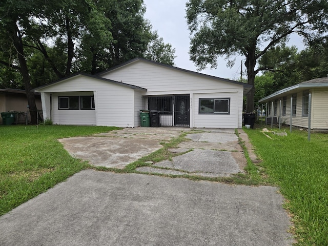5326 Dewberry St, Houston, TX 77021 - view of front of home featuring a front yard